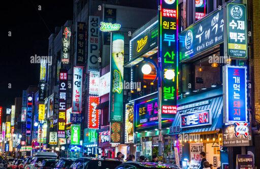 カラフルな看板が密集した夜の西面繁華街