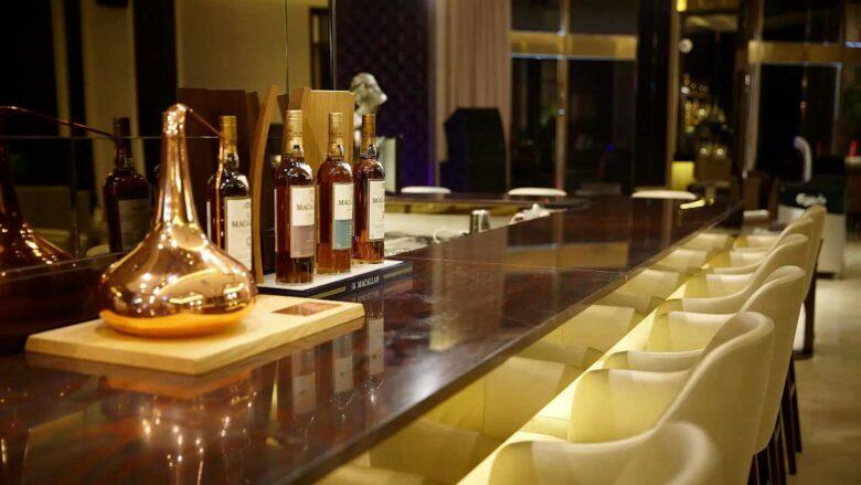 ラグジュアリーなバー内観