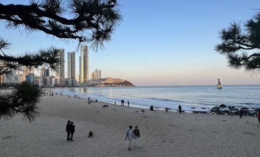 海雲台ビーチを一緒に散歩